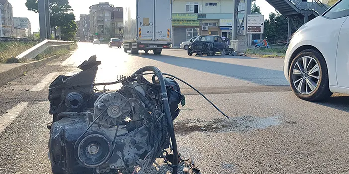 Samsun'da bariyere çarpan otomobilin motoru fırladı