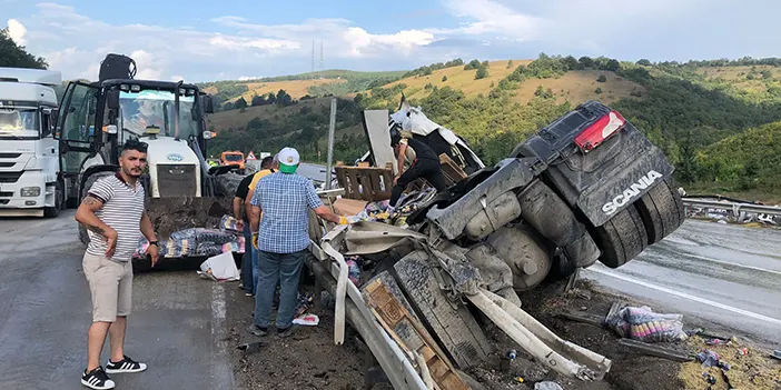 Samsun'da makarna yüklü tır devrildi! 