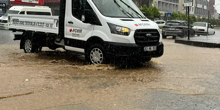 Rize'de sağanak etkili oldu! Sokaklar göle döndü 