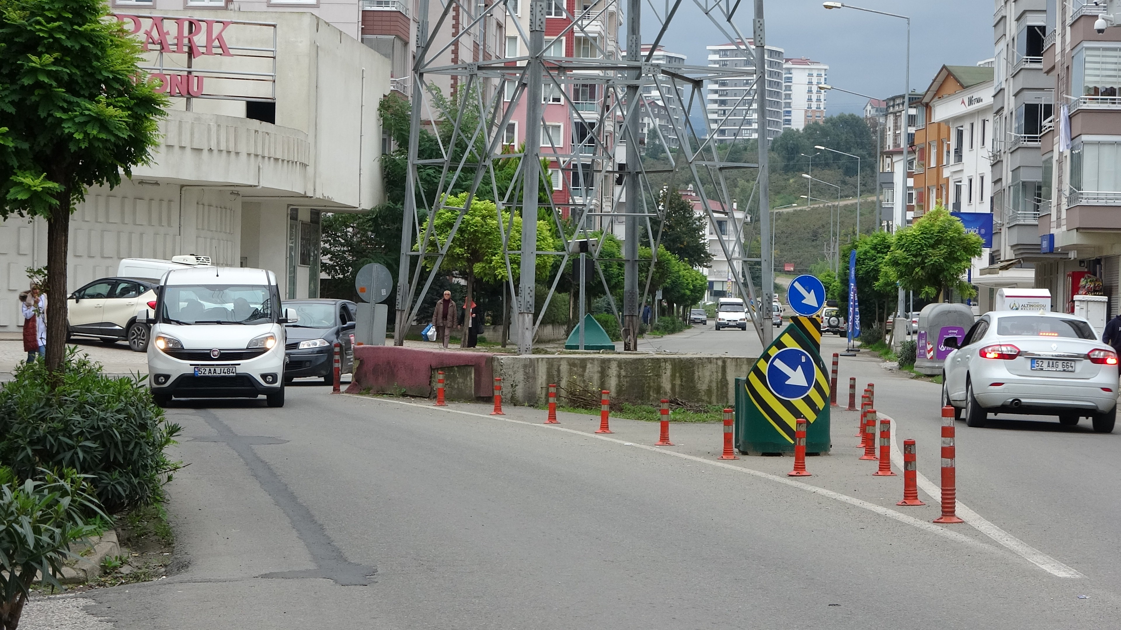 Ordu'da yol ortasındaki yüksek gerilim hattı direği, görenleri şaşırtıyor