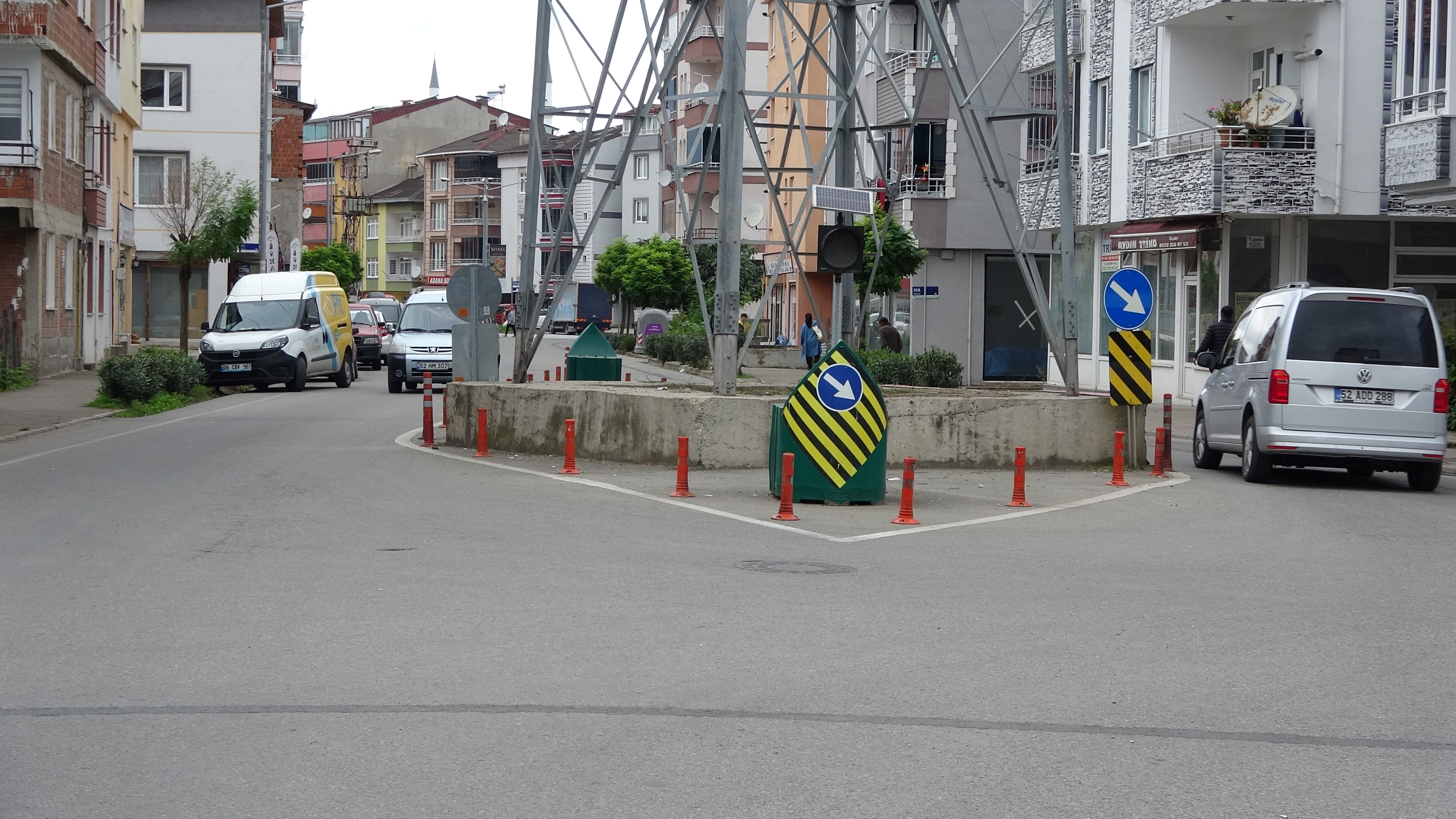 Ordu'da yol ortasındaki yüksek gerilim hattı direği, görenleri şaşırtıyor