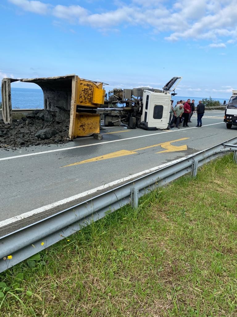 Rize şehir hastanesi dolgusunu taşıyan kamyon devrildi: 1 yaralı