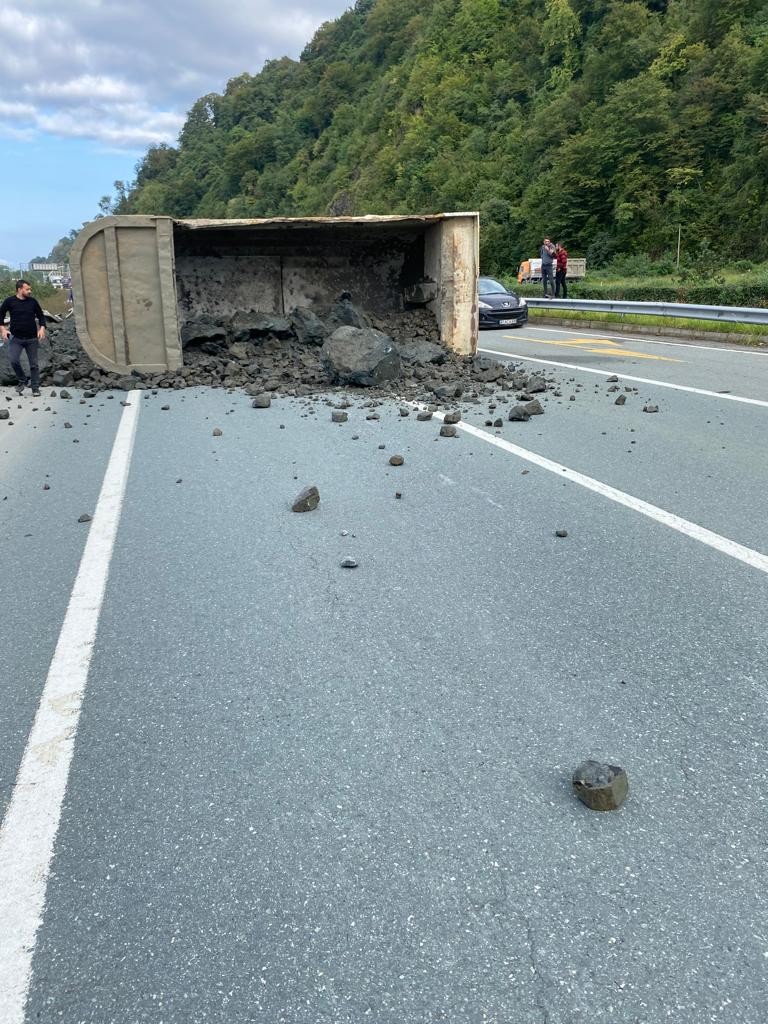 Rize şehir hastanesi dolgusunu taşıyan kamyon devrildi: 1 yaralı