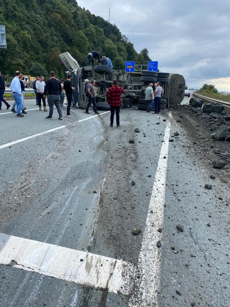 Rize şehir hastanesi dolgusunu taşıyan kamyon devrildi: 1 yaralı