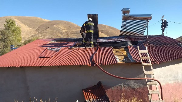 Bayburt'ta çatıda çıkan yangın korkuttu