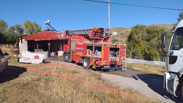 Bayburt'ta çatıda çıkan yangın korkuttu