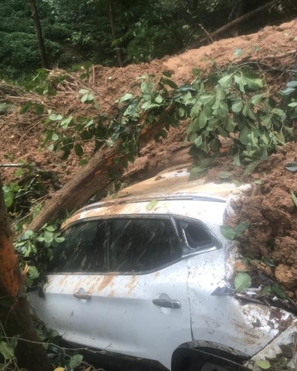 Rize'de dere yatağını açmak için durdu aracından oldu