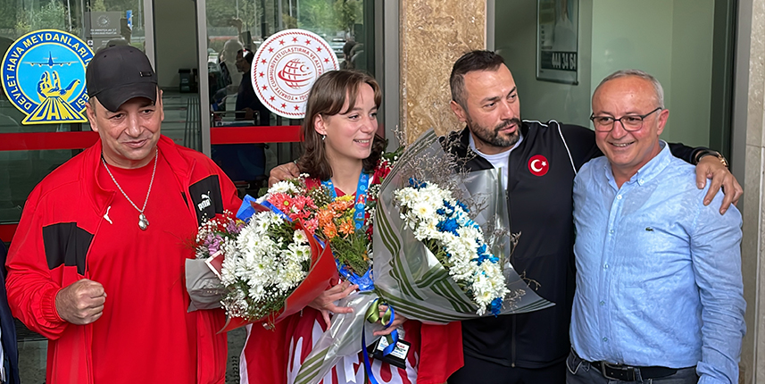 Dünya şampiyonu kick boksçu Cemren Temizel, Rize'de coşkuyla karşılandı