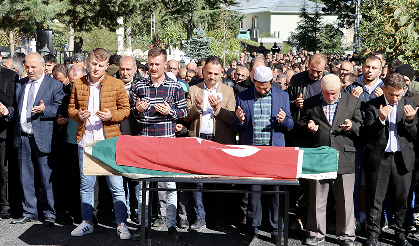 Trabzon’da orman işçilerini taşıyan kamyonet kaza yapmıştı, hayatını kaybeden sürücü defnedildi