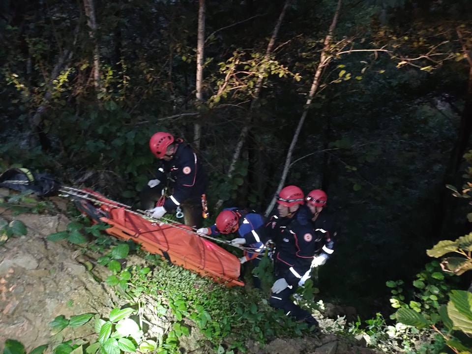 Otomobili yolda kalan sürücü uçurumda ölü bulundu