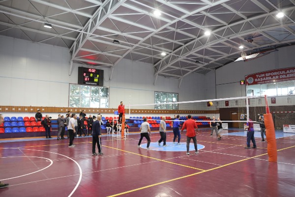 Akçaabat’ta 24 Kasım öğretmenler günü voleybol turnuvası başladı