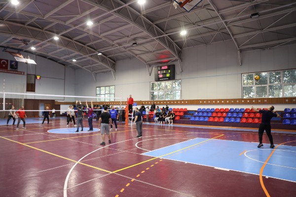 Akçaabat’ta 24 Kasım öğretmenler günü voleybol turnuvası başladı