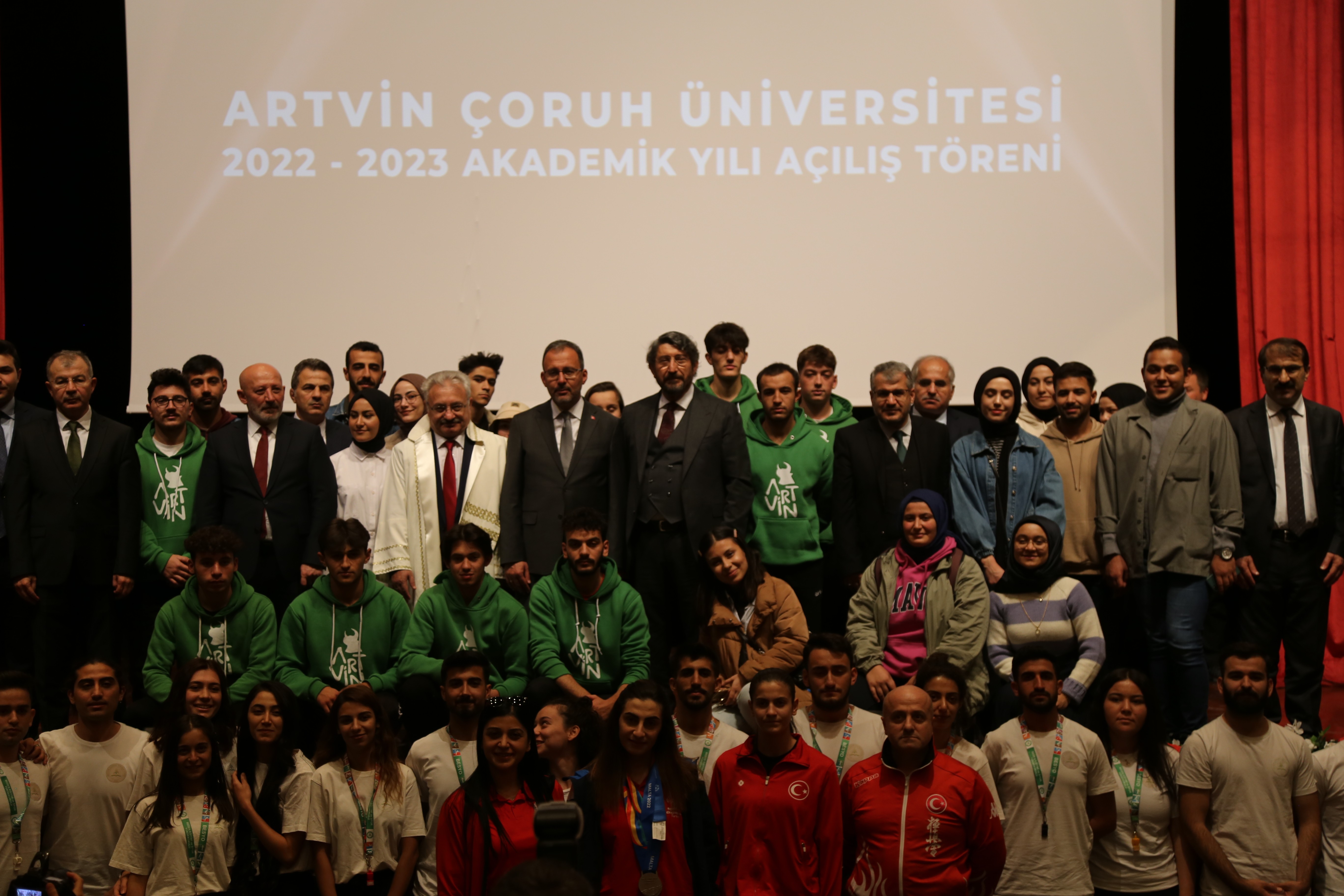 Bakan Kasapoğlu, Artvin’de üniversite öğrencileriyle bir araya geldi