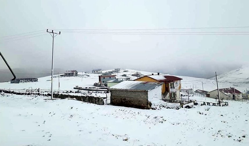 Bayburt'un yüksek kesimlerinde kar yağışı etkili oluyor