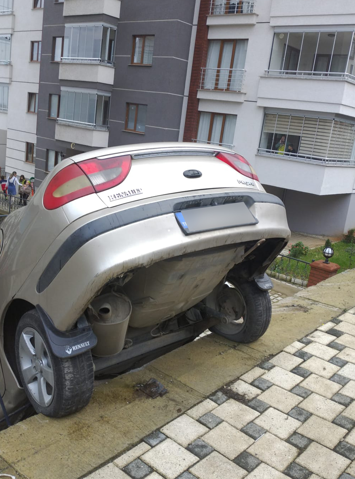 Trabzon'da araç sitenin bahçesine düştü!