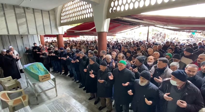 Depremde göçük altında kalan kadın Rize'de son yolculuğuna uğurlandı 