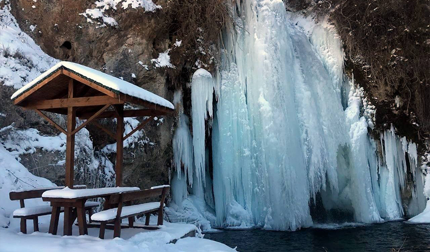 Bayburt'ta donan şelale görenleri büyüledi