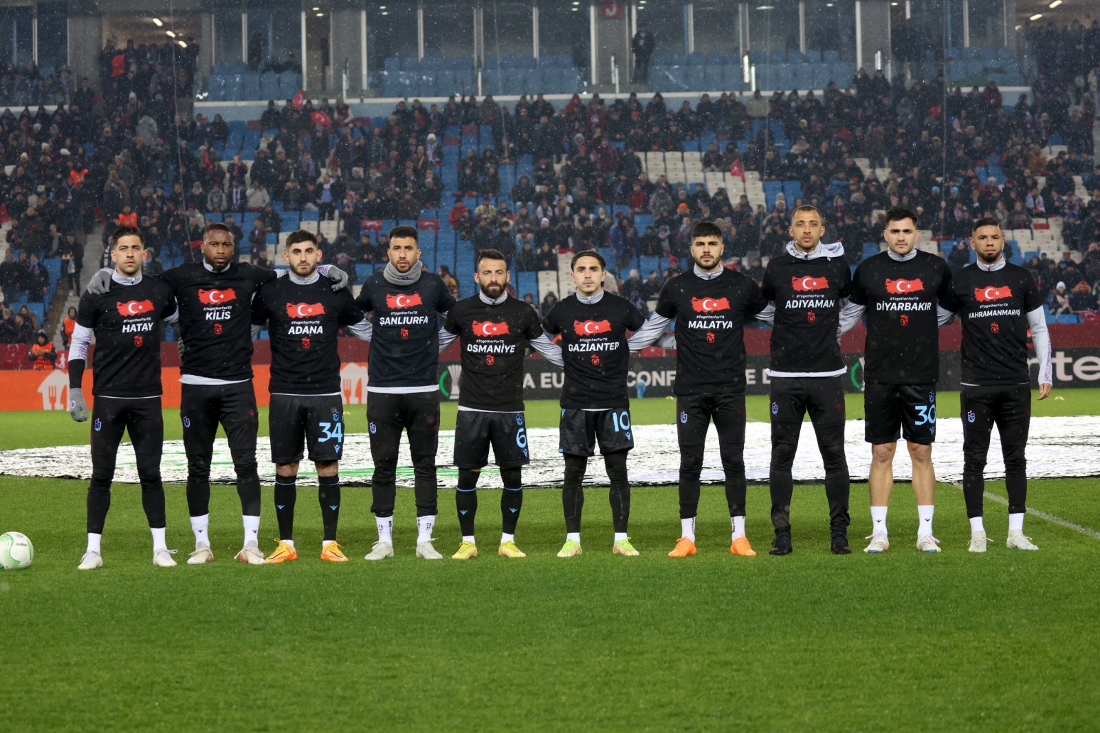 Trabzonspor sahaya böyle çıktı! Her futbolcuya bir il