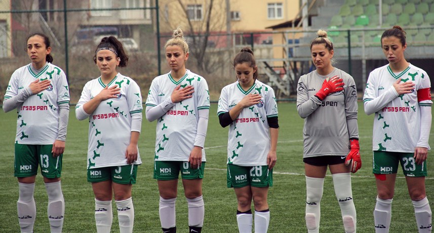 Hatay'da enkazdan çıktı, Giresun'da yeşil sahalara koştu