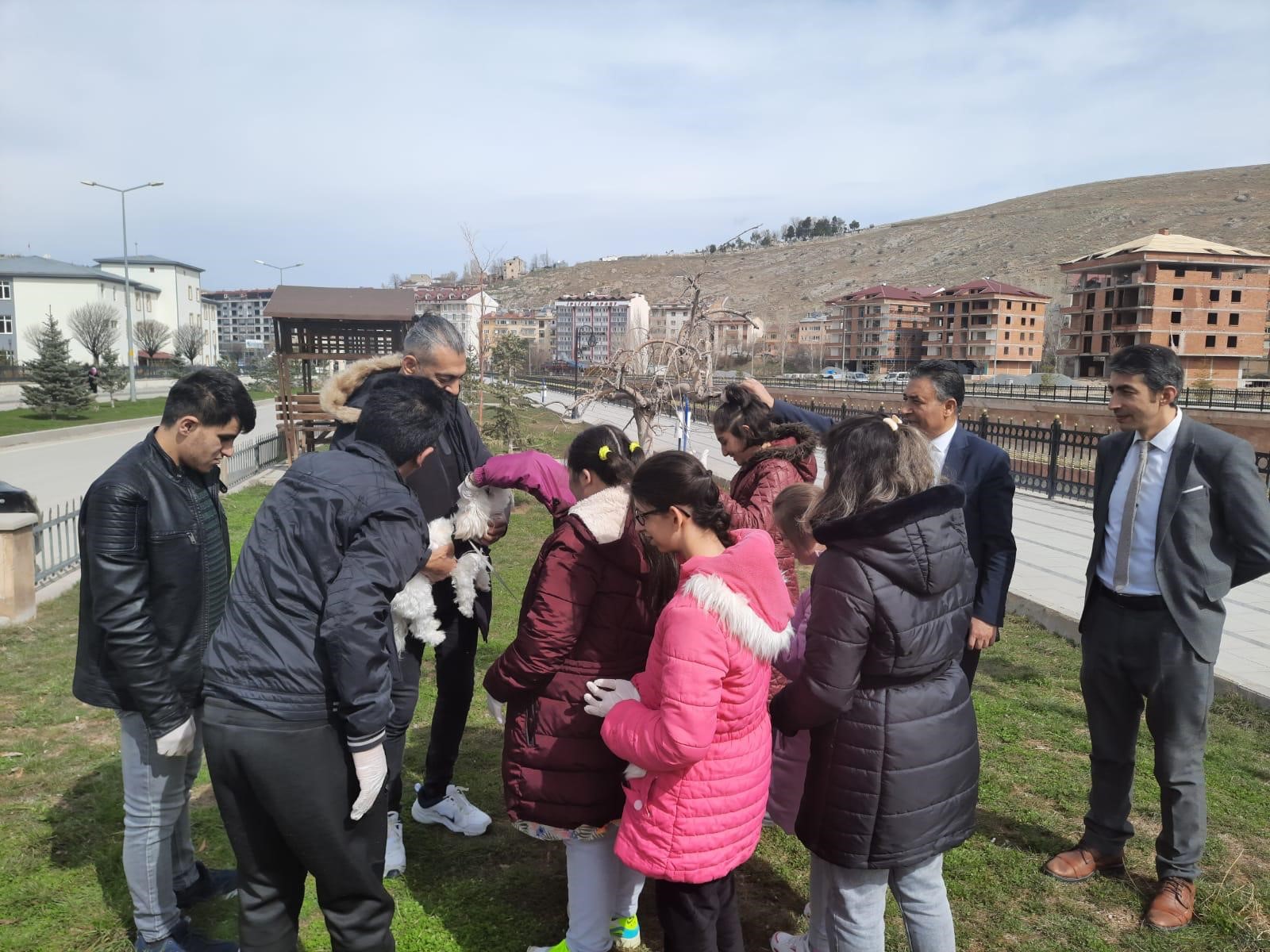 Bayburt'ta öğrenciler sokak hayvanlarını unutmadı