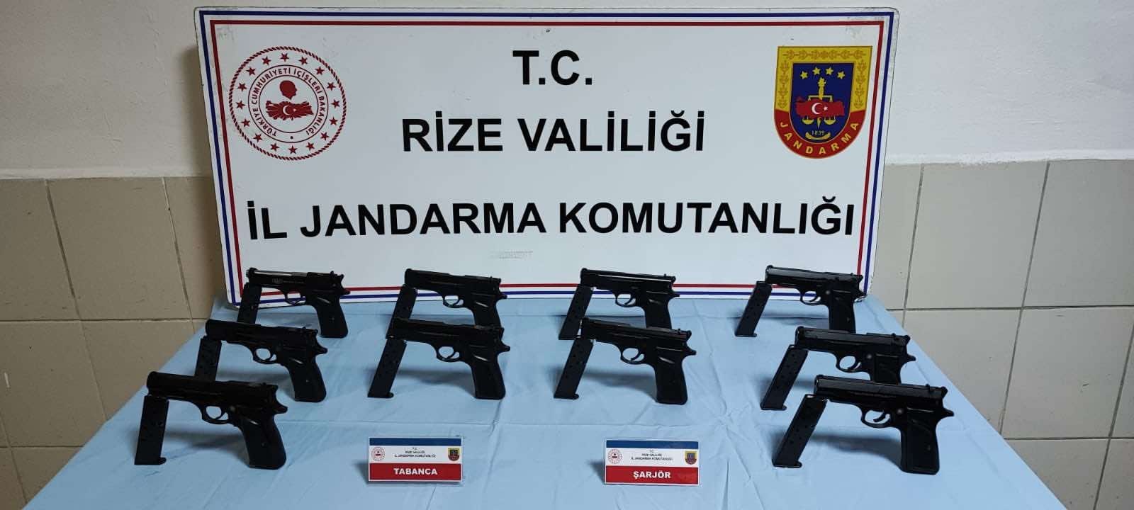 Rize'de durdurulan araçta ruhsatsız tabanca yakalandı