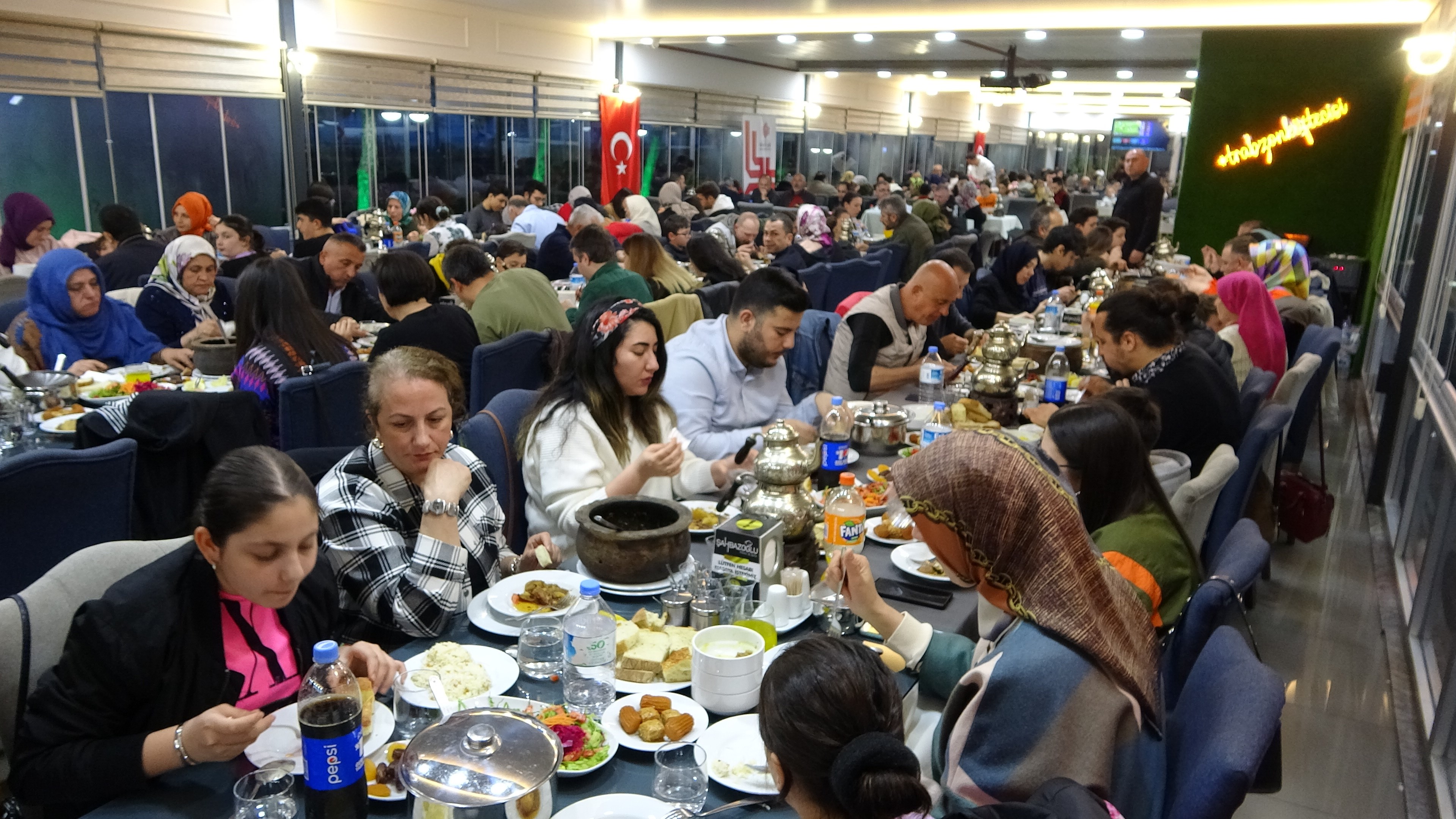 Trabzon'da iftar yemeğinde Hacivat-Karagöz oyunu