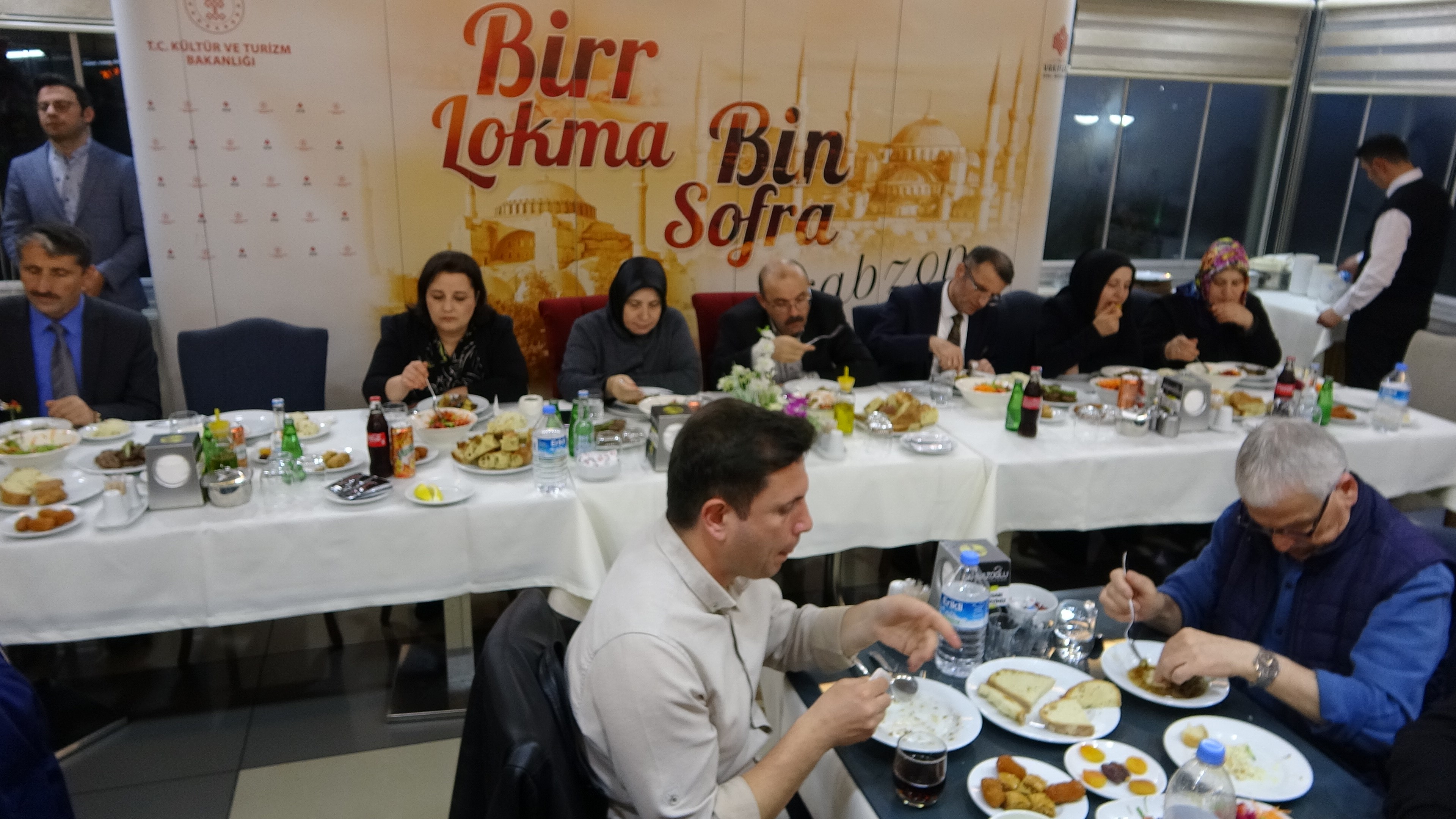 Trabzon'da iftar yemeğinde Hacivat-Karagöz oyunu