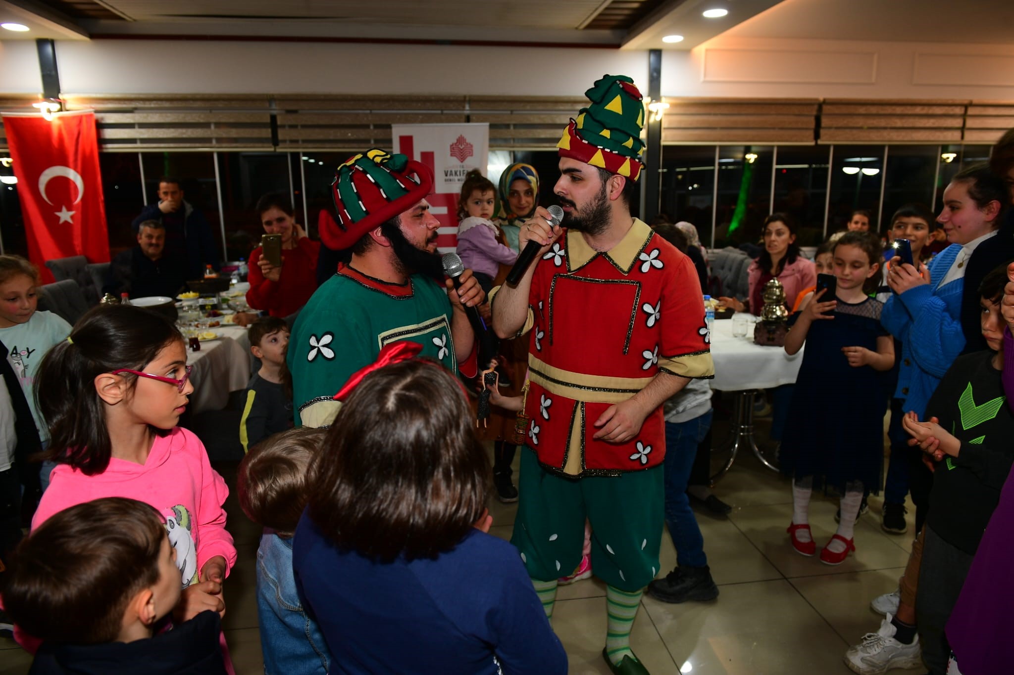 Trabzon'da iftar yemeğinde Hacivat-Karagöz oyunu