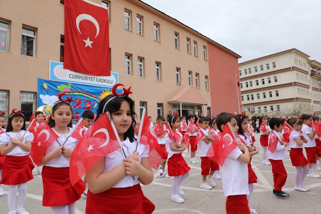 Bayburt’ta 23 Nisan coşkuyla kutlandı