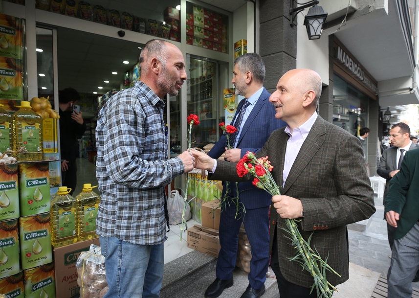 Bakan Karaismailoğlu, Akçaabat'ta esnafı ziyaret etti