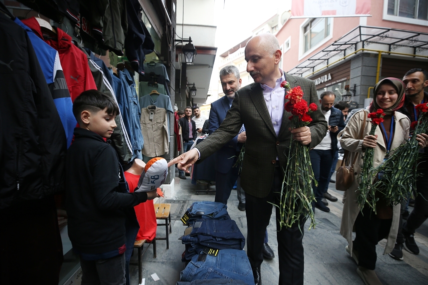 Bakan Karaismailoğlu, Akçaabat'ta esnafı ziyaret etti