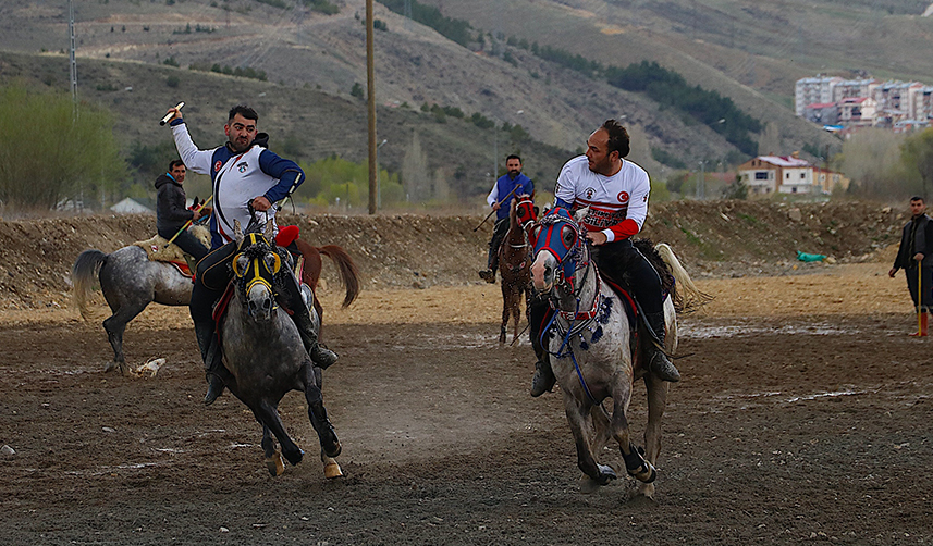 Bayburt'ta cirit sporcularından atlı gösteri