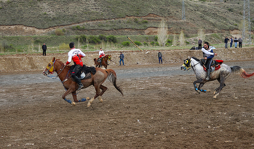 Bayburt'ta cirit sporcularından atlı gösteri