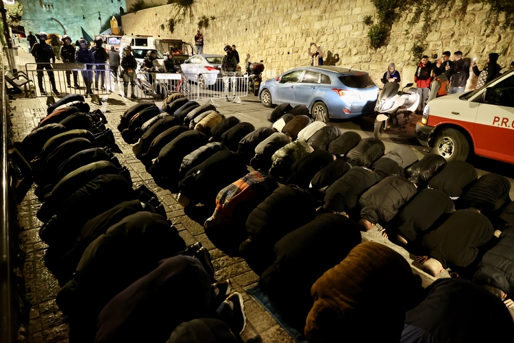 İsrail polisinden Mescid-i Aksa'ya baskın