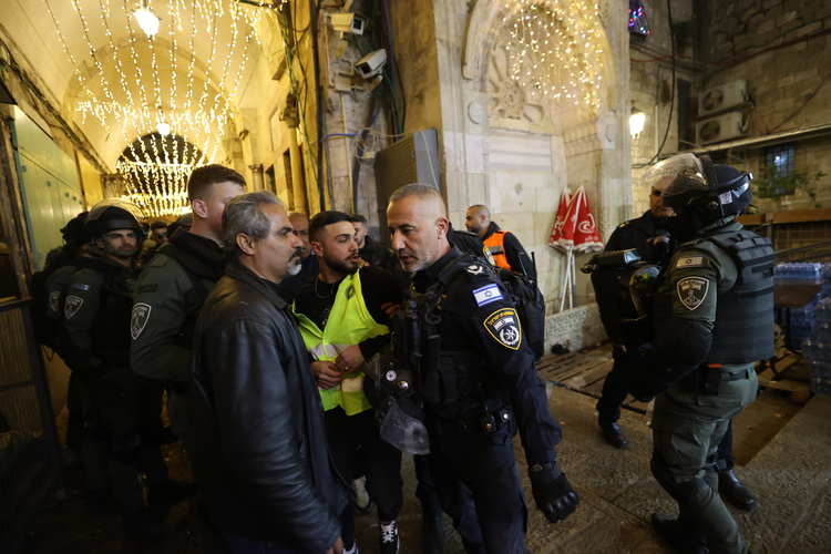 İsrail polisinden Mescid-i Aksa'ya baskın