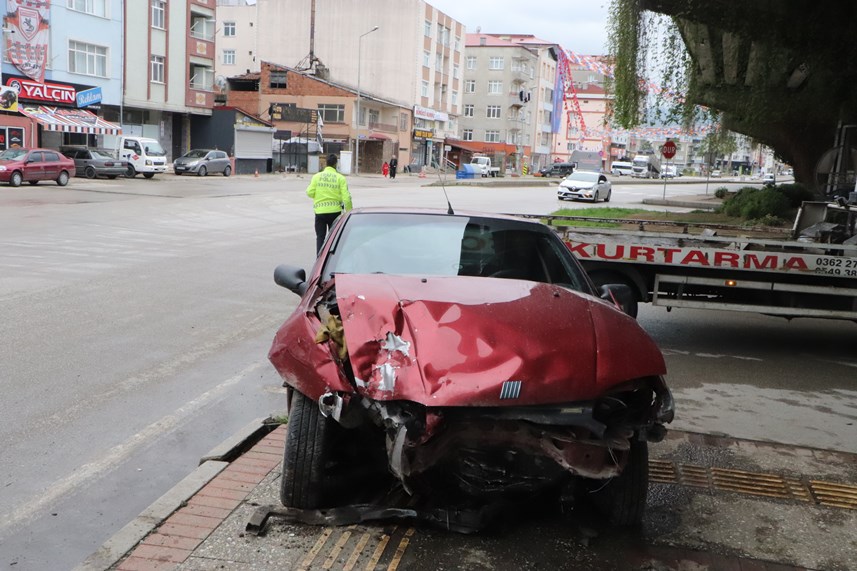 Samsun'da iki otomobil çarpıştı! 2 yaralı