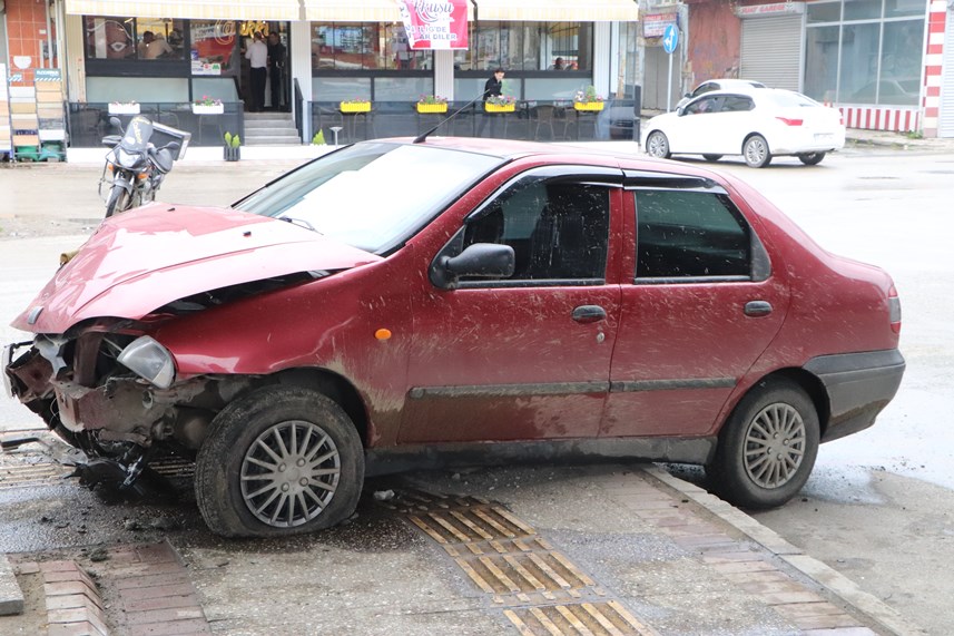 Samsun'da iki otomobil çarpıştı! 2 yaralı