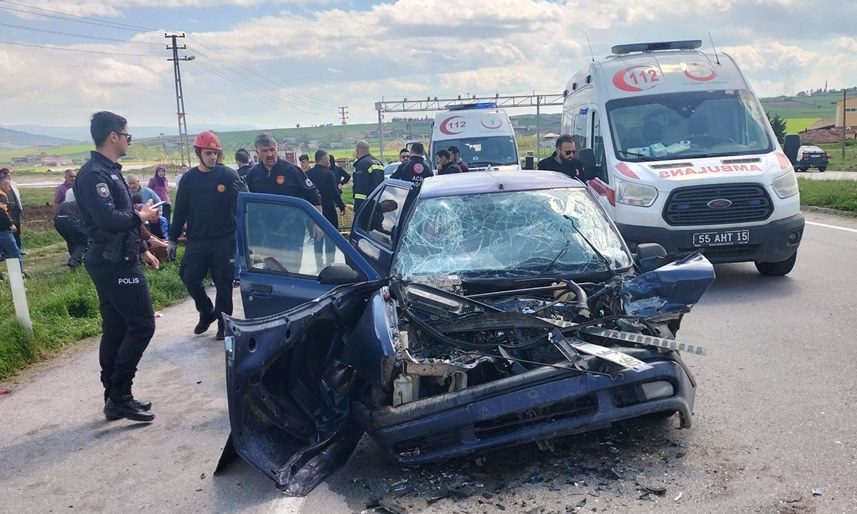 Samsun'da otomobil ile hafif ticari araç çarpıştı! 6 yaralı