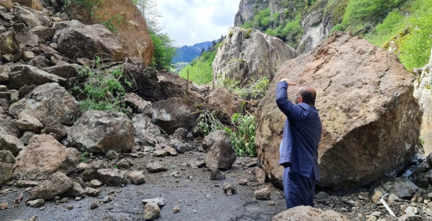 Trabzon'da heyelan! Yol ulaşıma kapandı