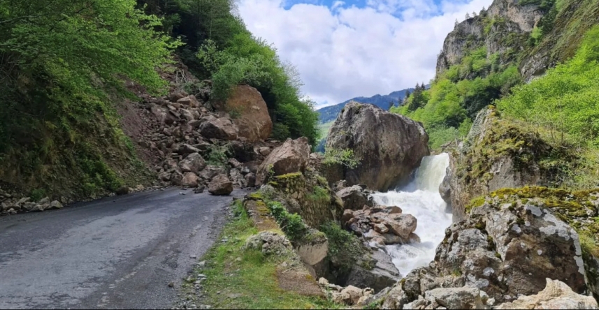 Trabzon'da heyelan! Yol ulaşıma kapandı