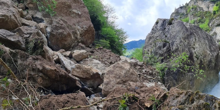 Trabzon'da heyelan! Yol ulaşıma kapandı