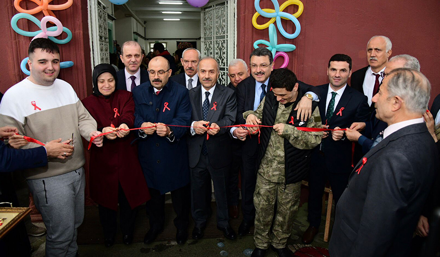 Trabzon'da Vali Ustaoğlu'ndan özel çocuklara ziyaret