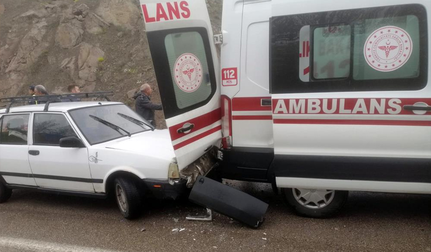 ambulans ile otomobil çarpıştı gümüşhane