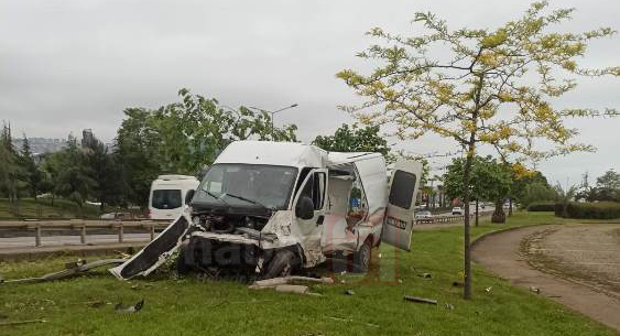 Trabzon'da kaza! Minibüs yoldan çıktı