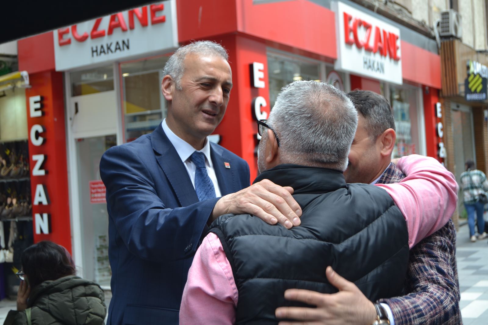 CHP Milletvekili Adayı Özçilingir Uzun Sokak’ta temasta bulundu